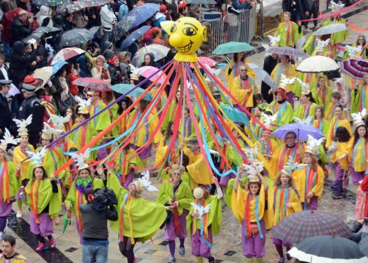 Στον Πύργο αποκριάτικο “νεκροταφείο” – Σε Πάτρα και Καλαμάτα ξεπούλησε ακόμα και η Airbnb. Ενοικιάζεται μέχρι και δενδρόσπιτο