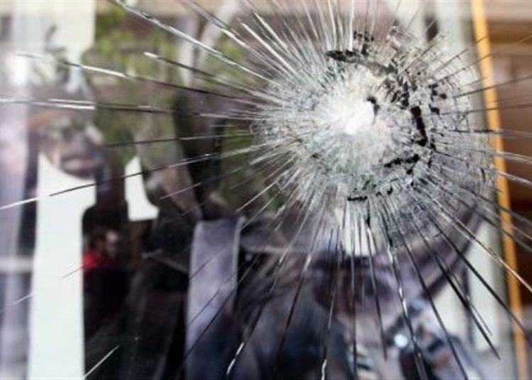 Βαρθολομιό: 34χρονος τα έκανε “γυαλιά-καρφιά” – Έσπασε τζαμαρίες-Ι.Χ.