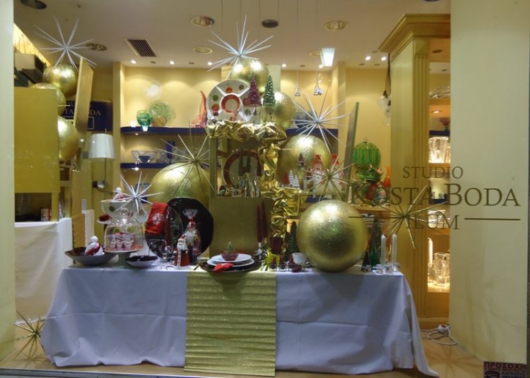 Στολίζονται Χριστουγεννιάτικα οι βιτρίνες των καταστημάτων στον Πύργο.