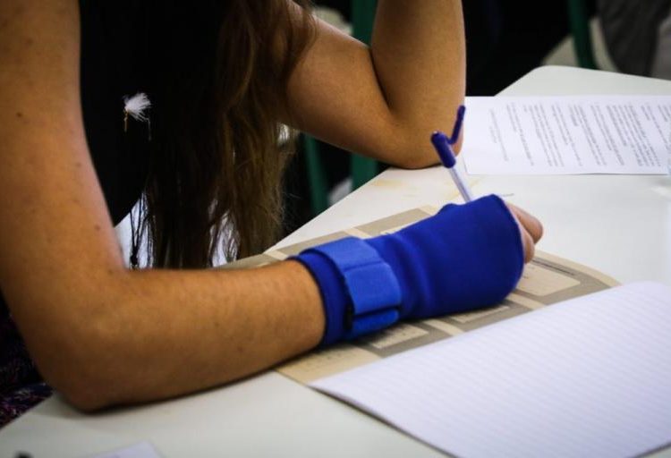 Πανελλήνιες 2018: Χαμός σε σχολείο με το απίστευτο κόλπο μαθήτριας – Μηδενίστηκε και συνελήφθη η αδερφή της!