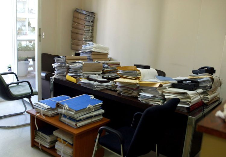 Σοκ και δέος στο Δημόσιο: Μειώσεις μισθών και μαζικές απολύσεις, του προληπτικού «πακέτου» των 3,6 δισ. ευρώ