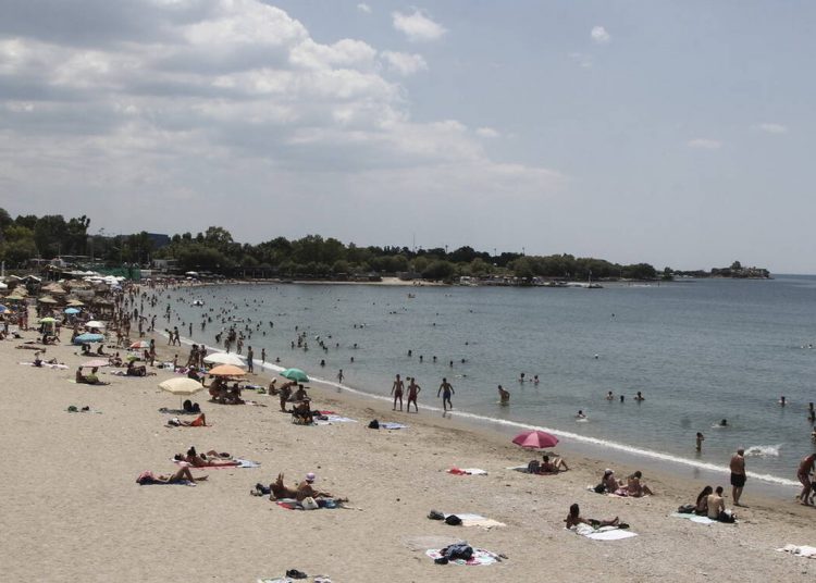 Καιρός τώρα: Αποπνικτική η ατμόσφαιρα την Τρίτη με ζέστη και σκόνη από την Αφρική (pics)