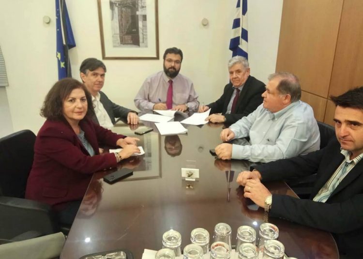 Υπέγραψαν Προγραμματικές Συμβάσεις για τα έργα «Βελτίωση γηπέδου ποδοσφαίρου ΤΚ Κατακόλου» και «Επαναφορά λειτουργικότητας ανοιχτού κολυμβητήριου Πύργου».