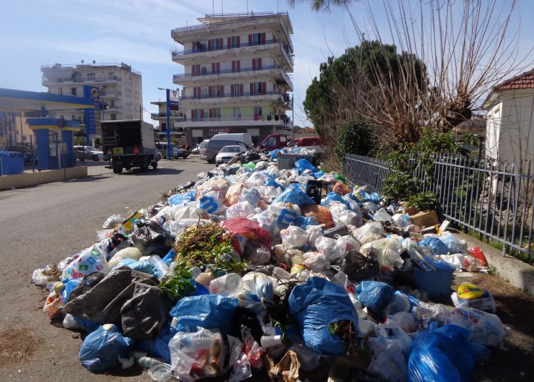 ΔΗΜΟΣ ΠΥΡΓΟΥ: Καμία αποκομιδή απορριμμάτων – Και Πάσχα με τα “βουνά” των σκουπιδιών! (Φωτο)