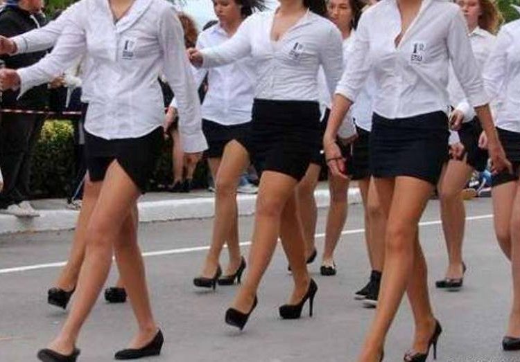 Και στη σημερινή παρέλαση οι δωδεκάποντες γόβες και οι στενές μίνι φούστες