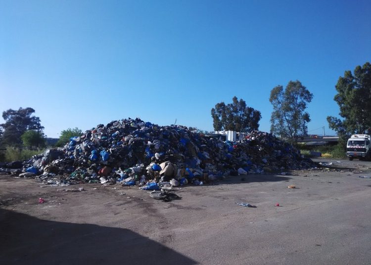 Πύργος: Μαζεύουν σκουπίδια για να περάσει η Φλόγα και τα πετάνε στο Στάδιο!!!