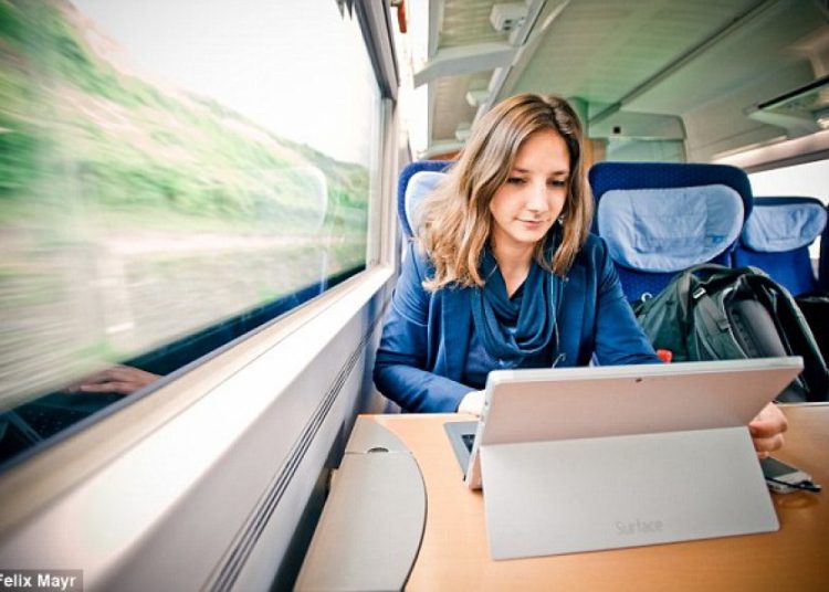 Την… κούρασαν οι περίεργοι σπιτονοικοκύρηδες και αποφάσισε να μείνει στα τρένα!