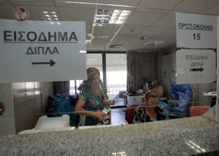 Έτσι θα ελέγχει η εφορία καταθέσεις και εισοδήματα