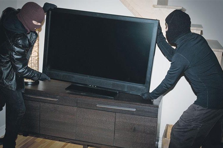 Εκλεψε τη μάνα του! – Μπούκαρε με το συνεργό του από το παράθυρο