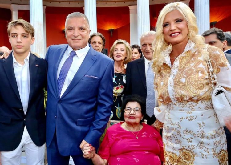 Μαρίνα Πατούλη: Απαστράπτουσα στην ορκομωσία του συζύγου της Γιώργου! Φωτογραφίες