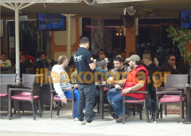 Πύργος: Ο Γρηγόρης Αρναούτογλου για καφέ στην κεντρική πλατεία (φωτο)