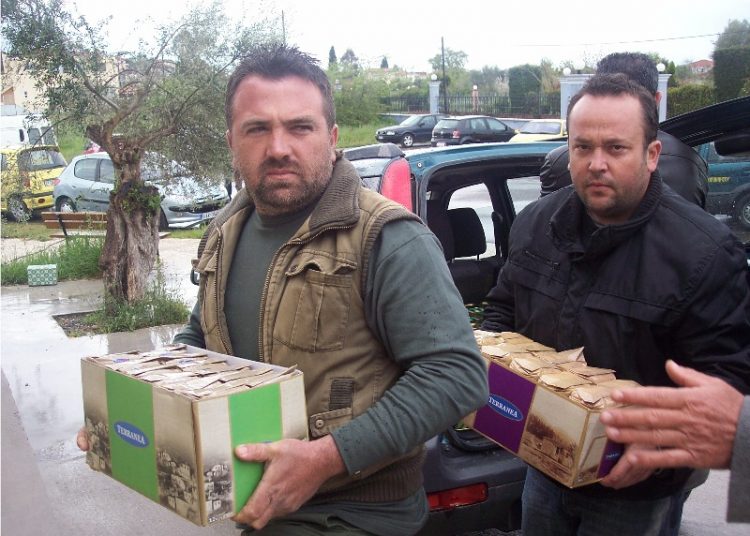 Παράδοση τροφίμων που συγκέντρωσαν οι Κυνηγετικοί Σύλλογοι Ηλείας στην Ι.Μητρόπολη