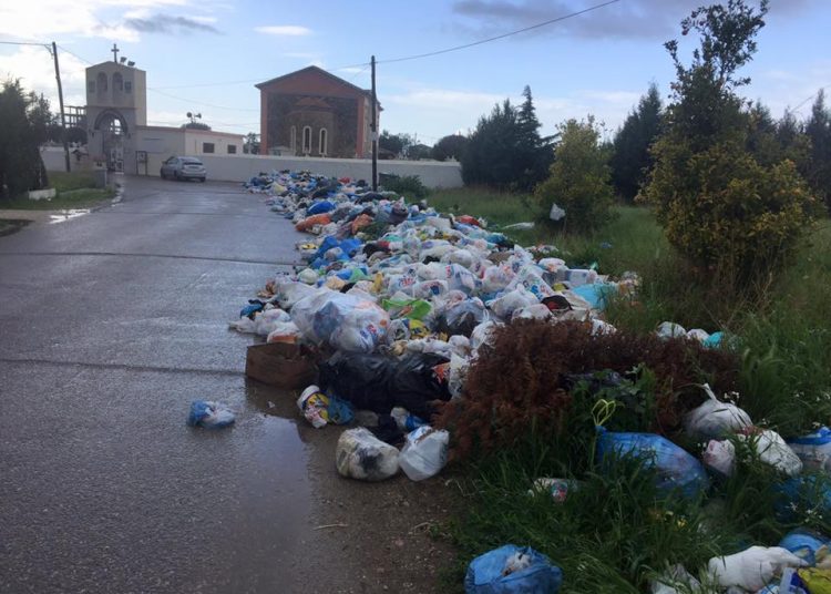 ΠΥΡΓΟΣ: Ούτε να πεθάνεις δεν μπορείς λόγω… σκουπιδιών!!!