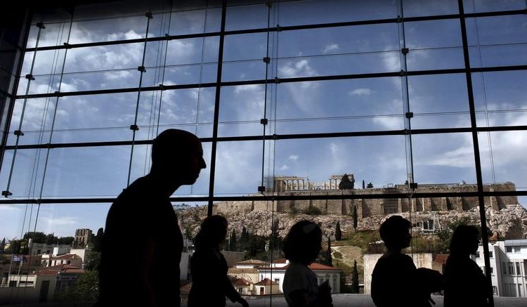 Φορολογική «τρέλα» ακόμη και για όσους βγάζουν 850€ (πίνακες)