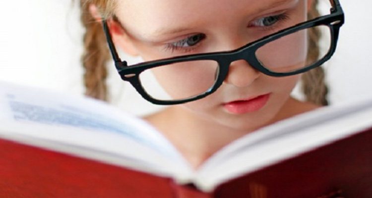 Νέα δεδομένα: Το πολύ διάβασμα ή η πολλή τηλεόραση από κοντά δεν προκαλούν μυωπία
