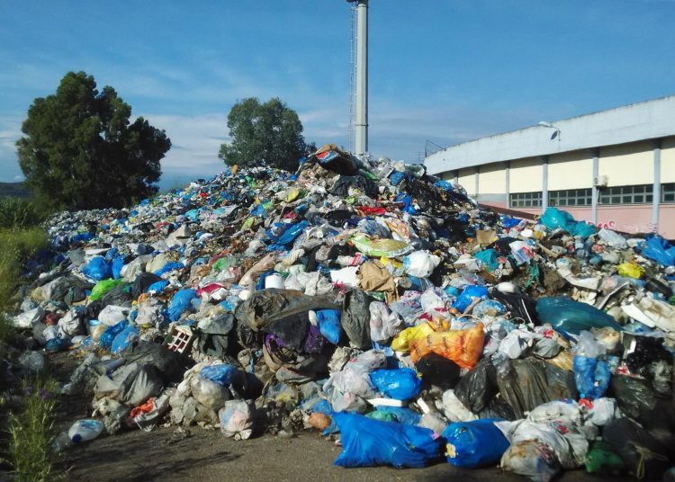 Έκαναν ΧΑΔΑ το Δημοτικό Στάδιο Πύργου – 2.000 και πλέον τόννοι σκουπιδιών!!! – Τεράστιες οι ευθύνες – Άφαντοι οι αρμόδιοι της δημόσιας υγείας στον Νομό  (φωτο)