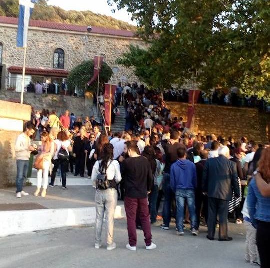 Πλήθος κόσμου στον Άγιο Νικόλαο στα Σπάτα (φωτο)