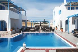 Πρώην πλούσιοι βγάζουν στο σφυρί βίλες εκατομμυρίων σε ελληνικά νησιά