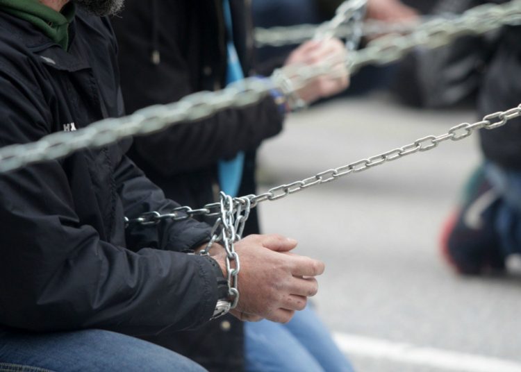 Πάνω από 1.000 κατασχέσεις την ημέρα για χρέη στην εφορία