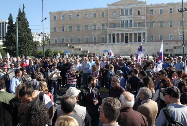 Με συνθήματα στους δρόμους γιατροί, δικηγόροι, φαρμακοποιοί, μηχανικοί – «Κατρούγκαλε ντροπή σου, παραιτήσου»