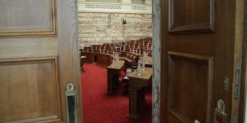 Ο έρωτας τους γεννήθηκε στα έδρανα της Βουλής! Πλέον… συζούν