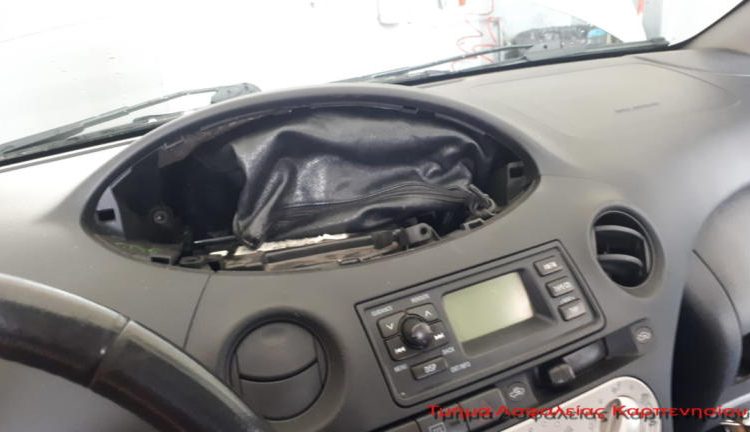 Ο αερόσακος του αυτοκινήτου έκρυβε ένα μικρό θησαυρό – Έπαθε πλάκα ο υπεύθυνος συνεργείου – video