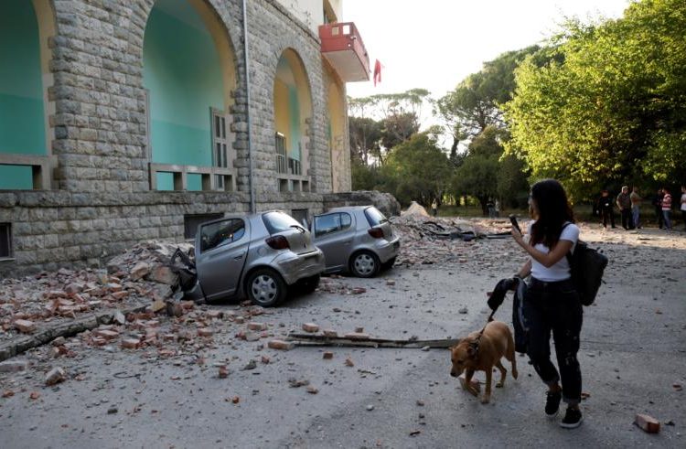 Αλβανία: Διαλυμένα σπίτια, σμπαραλιασμένα αυτοκίνητα και δεκάδες τραυματίες – video