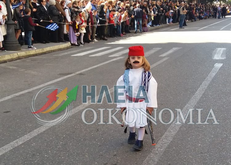 Πύργος: Ο μικρός  “μουστακαλής” Αντώνης με τις κουμπούρες του