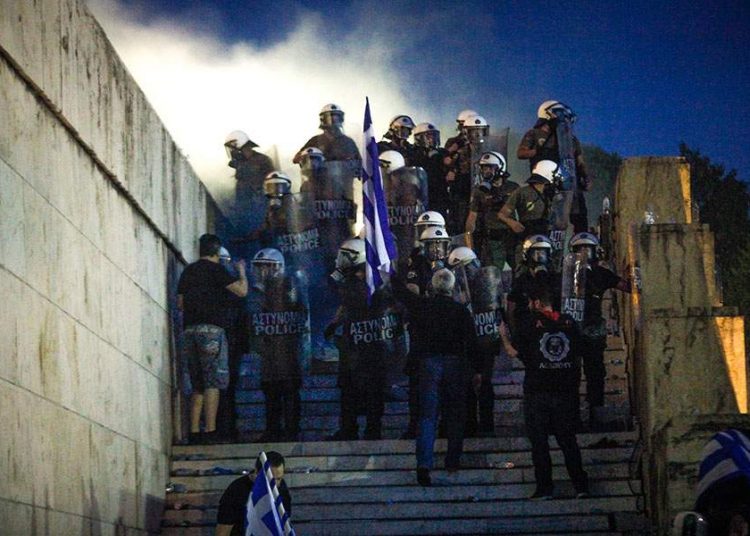 Επίθεση με ρόπαλα σε αυτοκίνητα βουλευτών