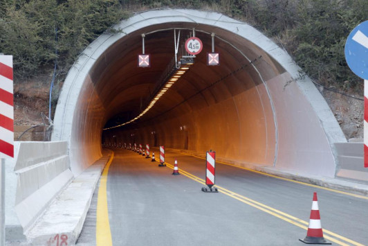 Σοβαρό τροχαίο κοντά στη σήραγγα του Αρτεμισίου