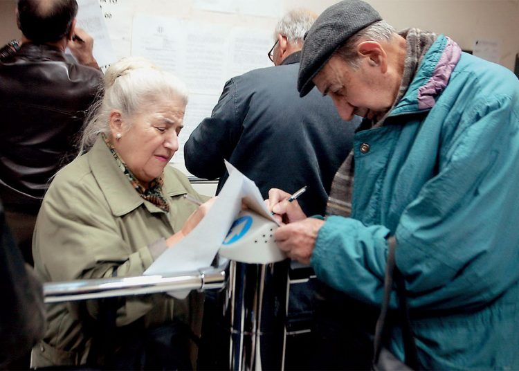 Συντάξεις: Μειώσεις και για ποσά κάτω από τα 1.000 ευρώ [Πίνακες]