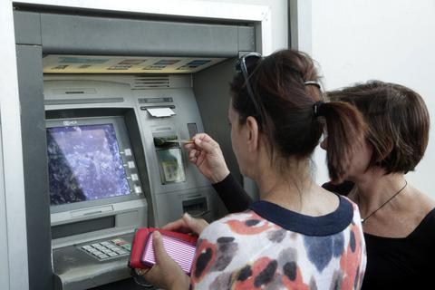 Ξεχάστε τα ΑΤΜ που ξέρατε – Αλλάζουν όλες οι συναλλαγές που θα κάνετε με κάρτα