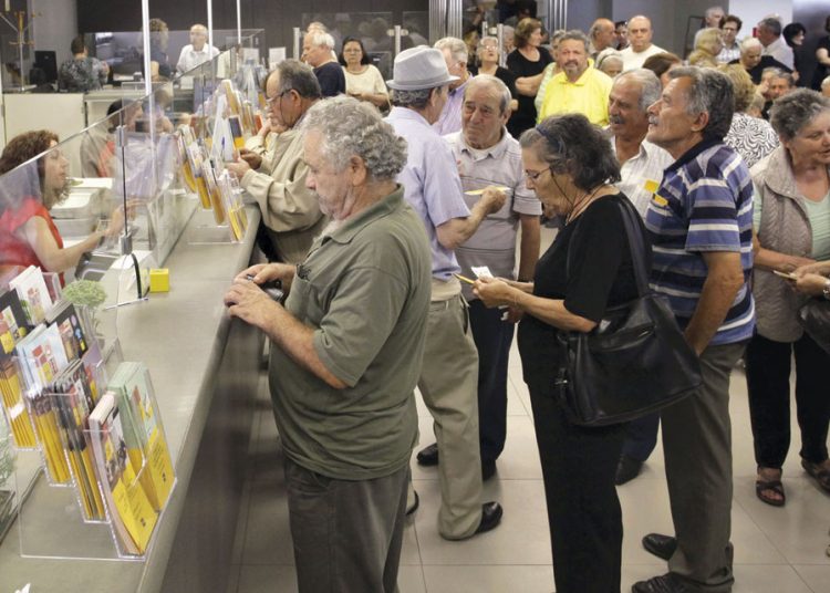 Χάος με τον ΕΦΚΑ – «Αόρατοι» 90.000 ασφαλισμένοι με μπλοκάκια