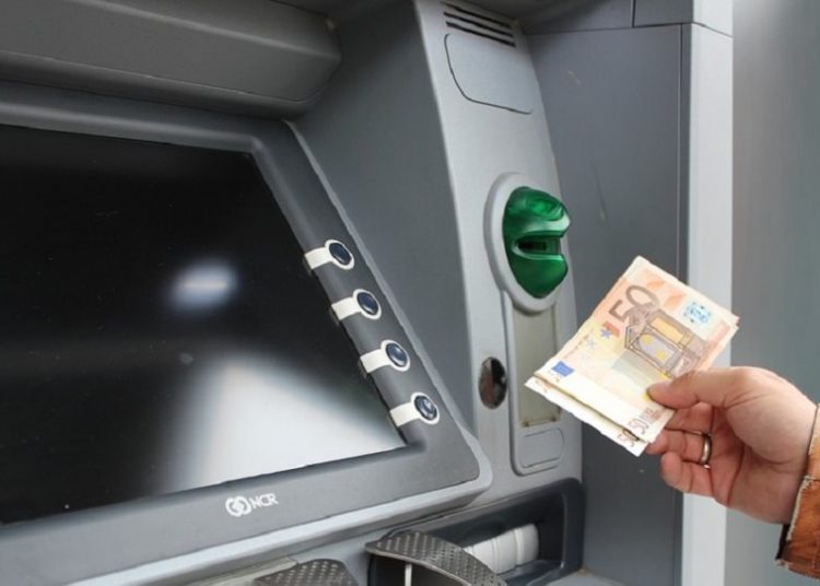 ΑΤΜ: Αυτές είναι οι νέες χρεώσεις ανά τράπεζα από την 1η Ιουλίου