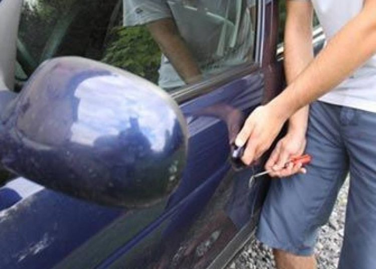 Γαστούνη: Με κλεμμένο αυτοκίνητο, διέπραξαν μια κλοπή και μια απόπειρα κλοπής σε καταστήματα.