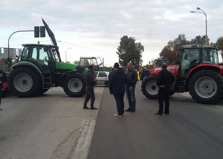 Οι αγρότες της Κ. Αχαϊας ενισχύουν το μπλόκο! Κλειστή και σήμερα η εθνική