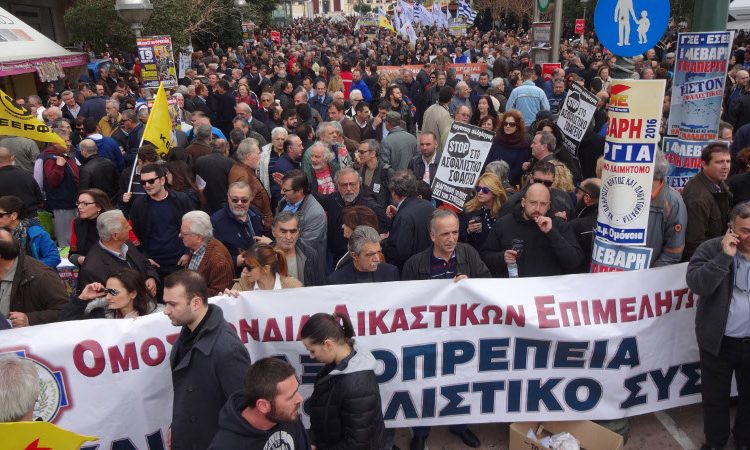 Λαοθάλασσα κατά της κυβέρνησης σε μία Αθήνα-«φρούριο»