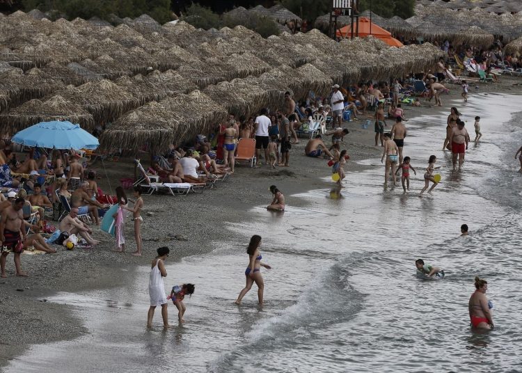 Υπολογίστε το επίδομα αδείας – Τι αναφέρει ο νόμος για την καλοκαιρινή άδεια