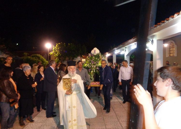 H περιφορά του επιταφίου στην Σπιάντζα (φωτο)