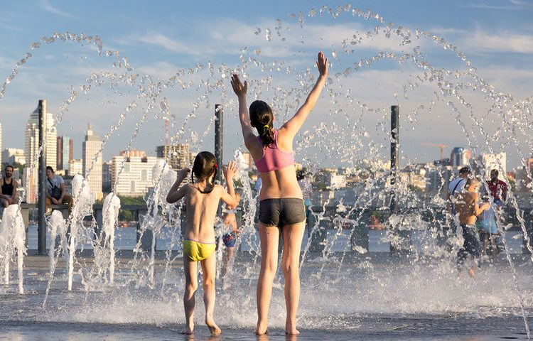 Πώς θα προστατευτείτε από τις υψηλές θερμοκρασίες για να αποφύγετε τη θερμοπληξία