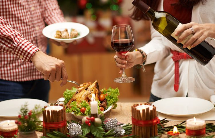 Στο γιορτινό τραπέζι με καούρα; Αυτοί είναι οι τρόποι για να μην έχετε ενοχλήσεις
