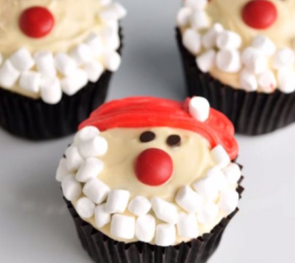 Φέρε τα Χριστούγεννα! Φτιάξε τα πιο νόστιμα… Santa cupcakes!