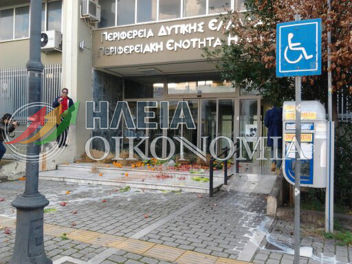 ΠΥΡΓΟΣ: Αγρότες πέταξαν πατάτες, κρεμμύδια, ελιές, μαρούλια, σανό στην είσοδο της Αντιπεριφέρειας Ηλείας