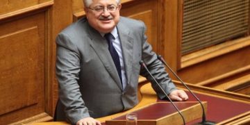 Θα μείνει… μόνος στην Βουλή