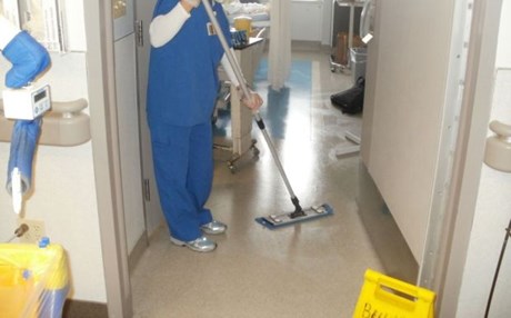 Καθαρίστρια νοσοκομείου έβαζε ούρα στο νερό των συναδέλφων της