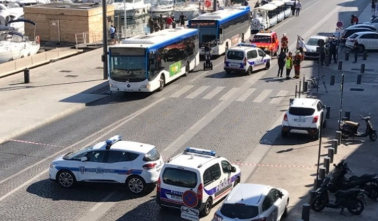 Συναγερμός στη Γαλλία: Αυτοκίνητο έπεσε σε στάσεις λεωφορείων – Νεκρός ένας πεζός