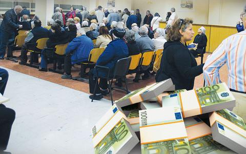 ΚΑΤΑΡΡΕΟΥΝ ΤΑ ΤΑΜΕΙΑ – Απίστευτο: 90.000 δικαιούχοι θα περιμένουν τη σύνταξή τους έως και… 4 χρόνια!