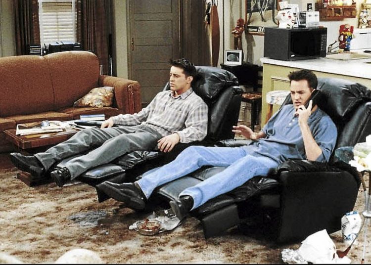 Η διαφορά των κοινωνιών. Στην Ζάκυνθο δημότες διεκδικούν την αφαίρεση των τελών καθαριότητας από τους λογαριασμούς της ΔΕΗ για το εξάμηνο που δεν γινόταν, αποκομιδή των απορριμμάτων.