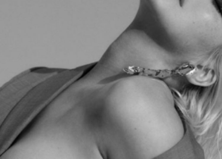 Τα έδειξε… όλα για το καινούργιο της άλμπουμ πασίγνωστη τραγουδίστρια! (ΦΩΤΟ)