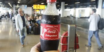 Η Coca Cola διαφημίζει τα ελληνικά νησιά στο Παρίσι!!